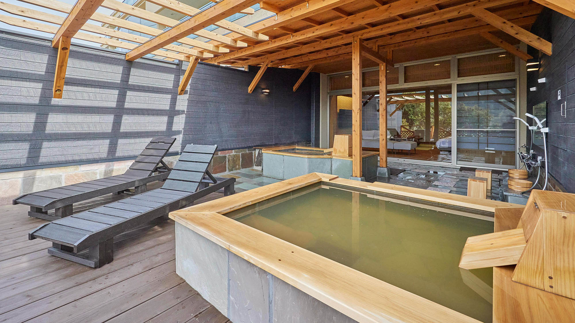 ・【天：客室露天風呂】メタケイ酸豊富で、とろとろとした肌触りの「美肌の湯」をたっぷりとご堪能ください