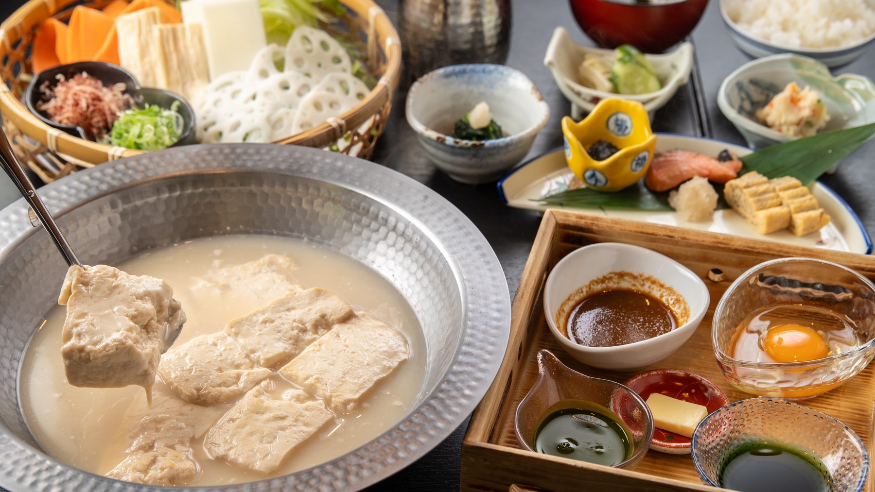 和朝食（一例）「温泉湯豆腐、地魚、温泉味噌汁、嬉光卵、吉田米など」
