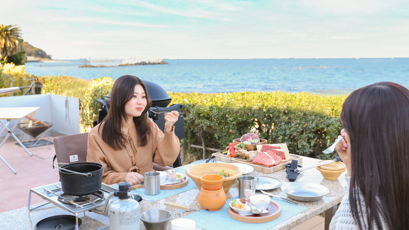 グランピング夕食を召し上がるご様子