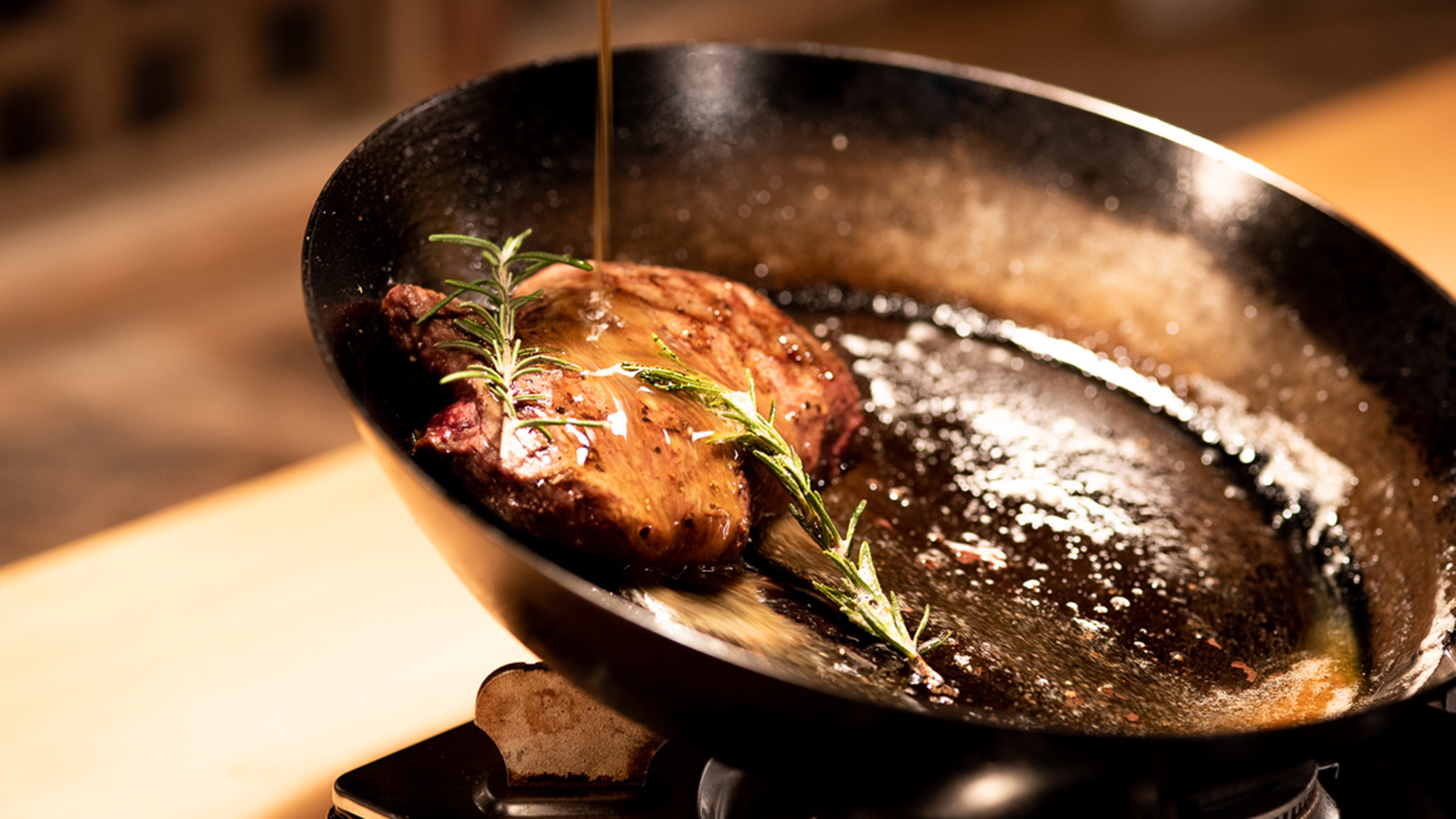 ・【シビエ料理夕食イメージ】旨味がつまったジューシーなお肉はお酒ともよく合います