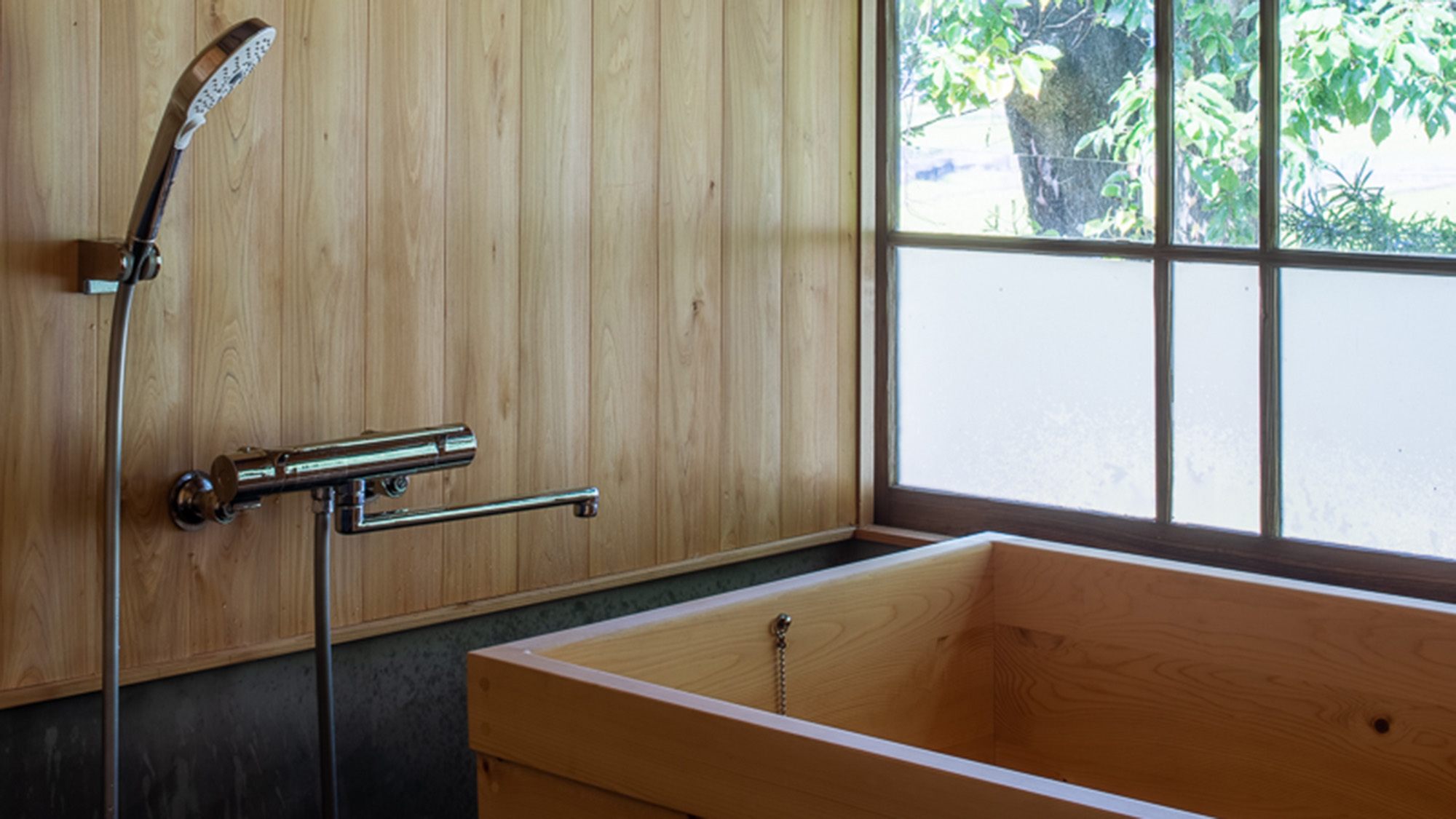 ・【バスルーム】木の香りが感じられる深めの浴槽です、心ゆくまでリラックスできます