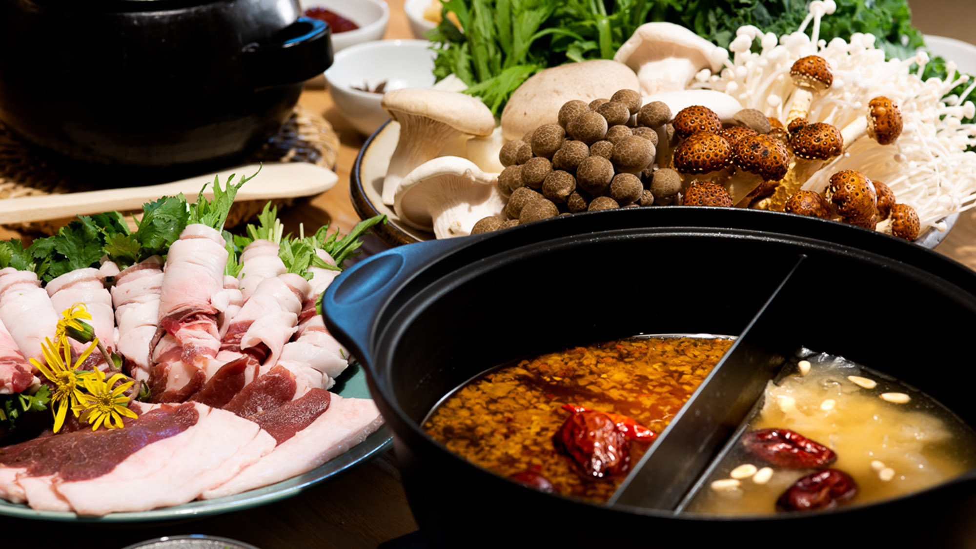 ・【薬膳料理夕食イメージ】お肉やお野菜を季節に合わせた２種類のスープでお召し上がりください