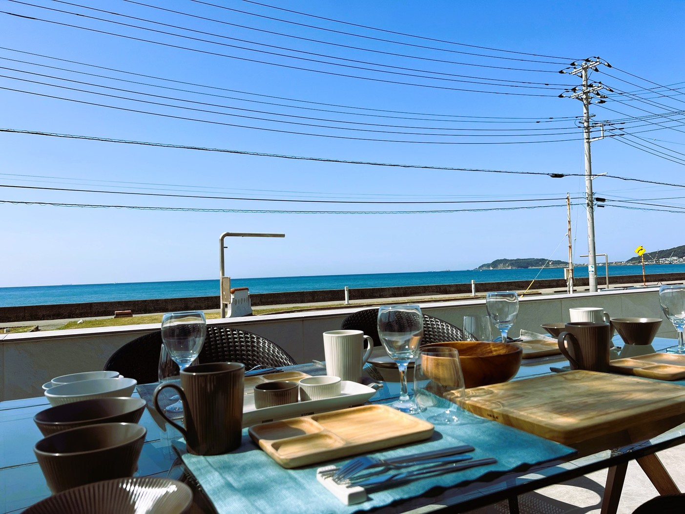 一通りの調理器具・食器類は揃えてございます。海を眺めながら素敵なお食事をお楽しみください。