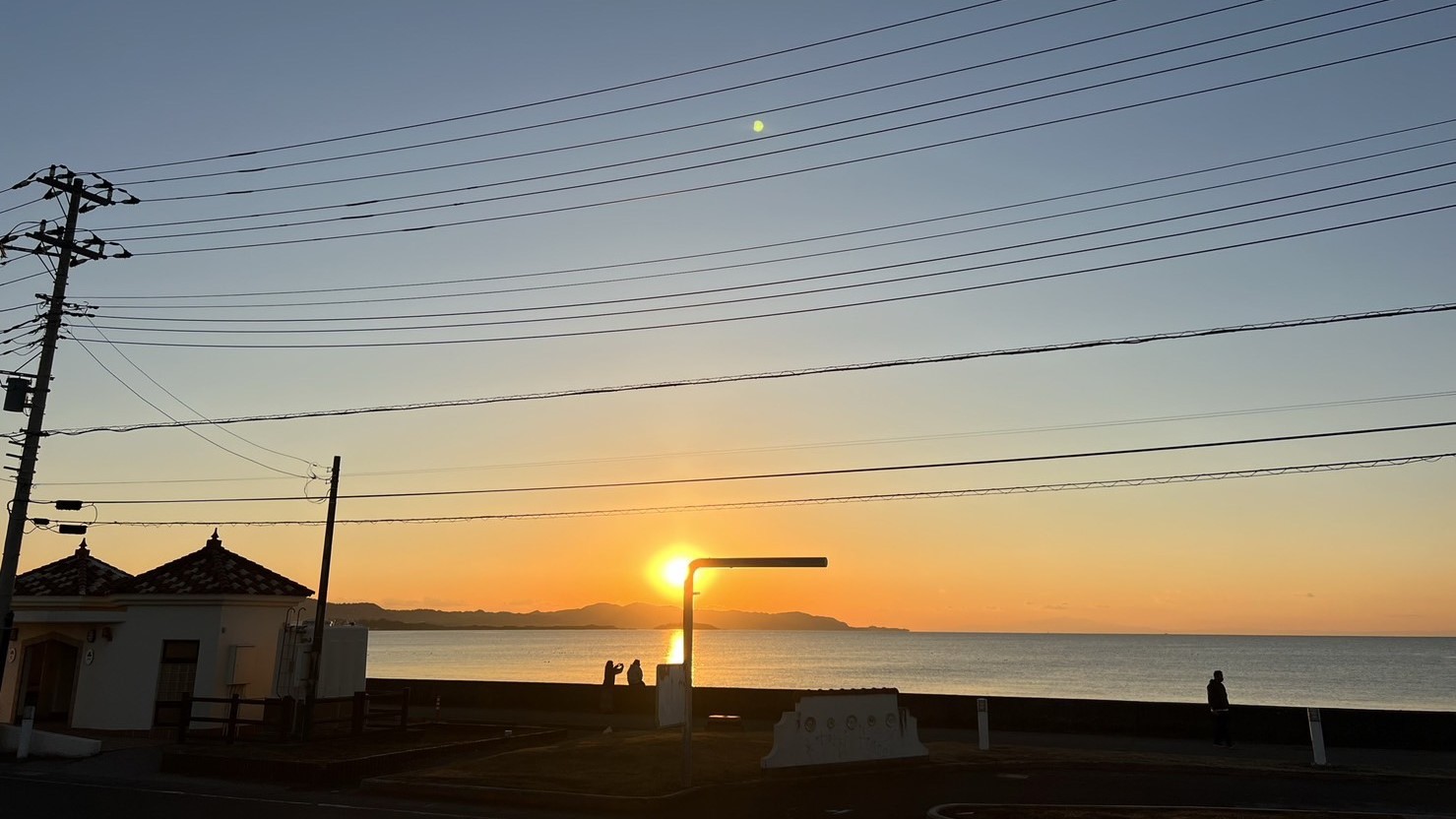 北条海岸／夕方に館山湾の向こうへ沈む夕日は、あたり一面をオレンジ色に染め、その光景は格別です