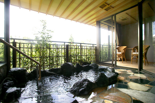 和モダン露天風呂付客室一例