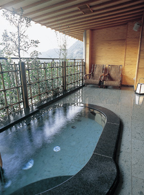 和モダン露天風呂付客室一例