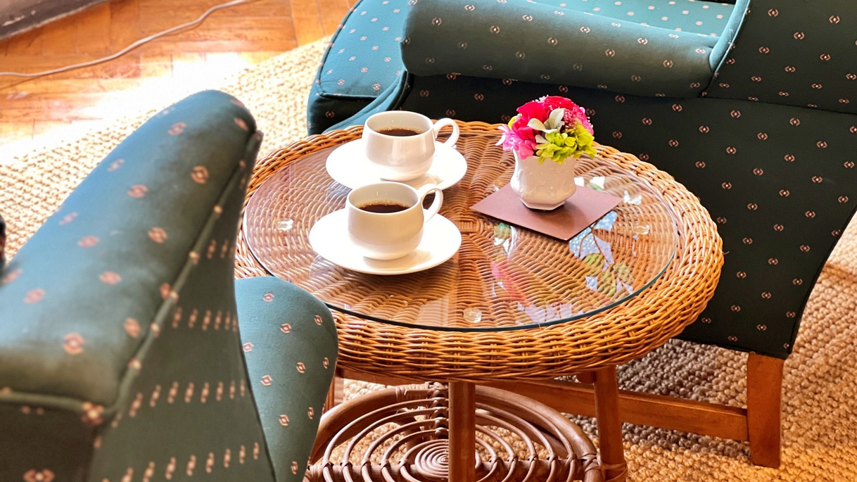 イメージカット_館内ラウンジでコーヒーを