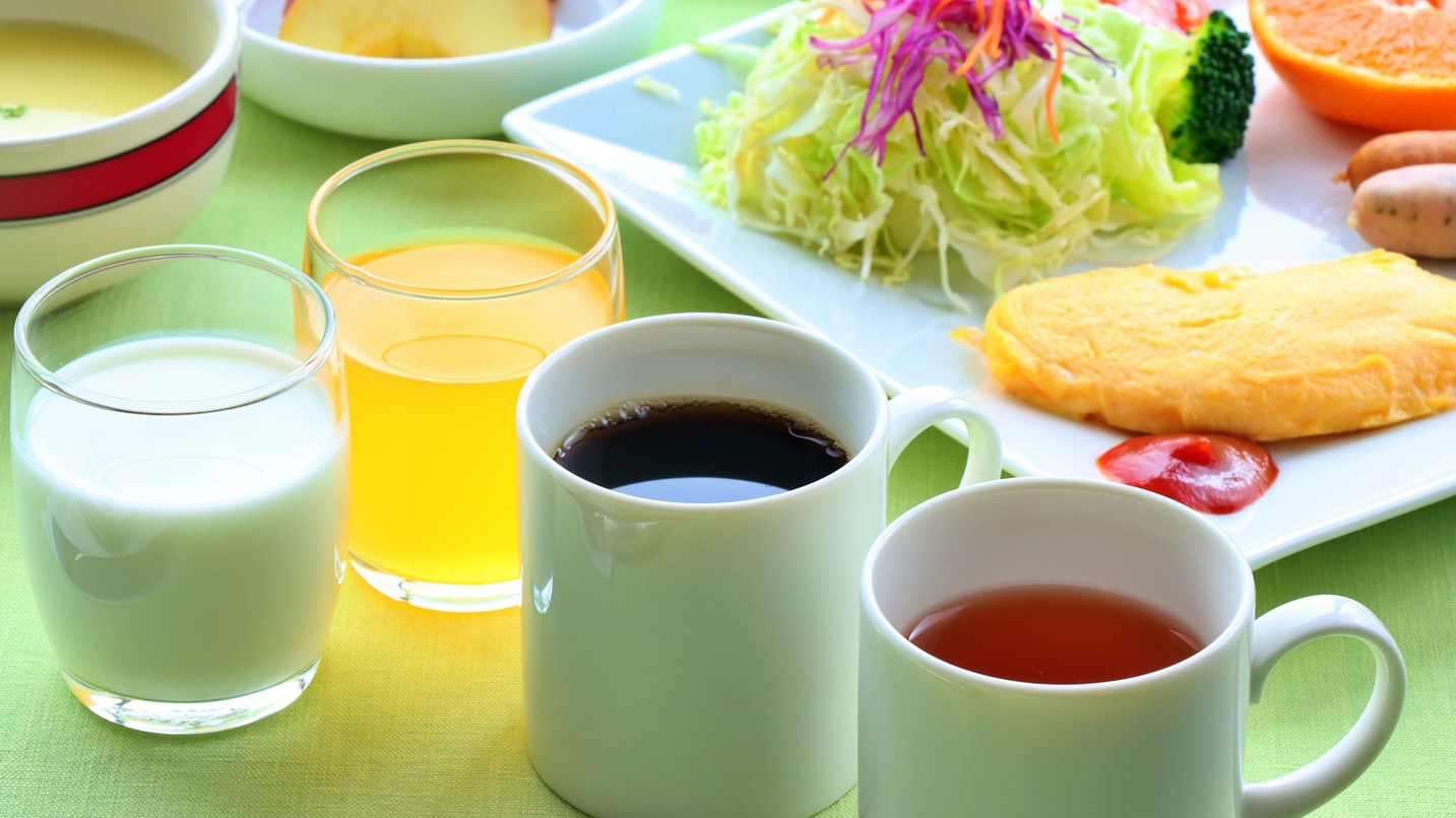 朝食_メインは洋食。白樺湖と車山を眺望するレストランで