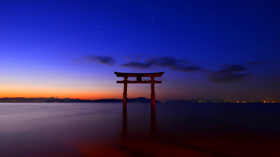 琵琶湖に浮かぶ白鬚神社の大鳥居