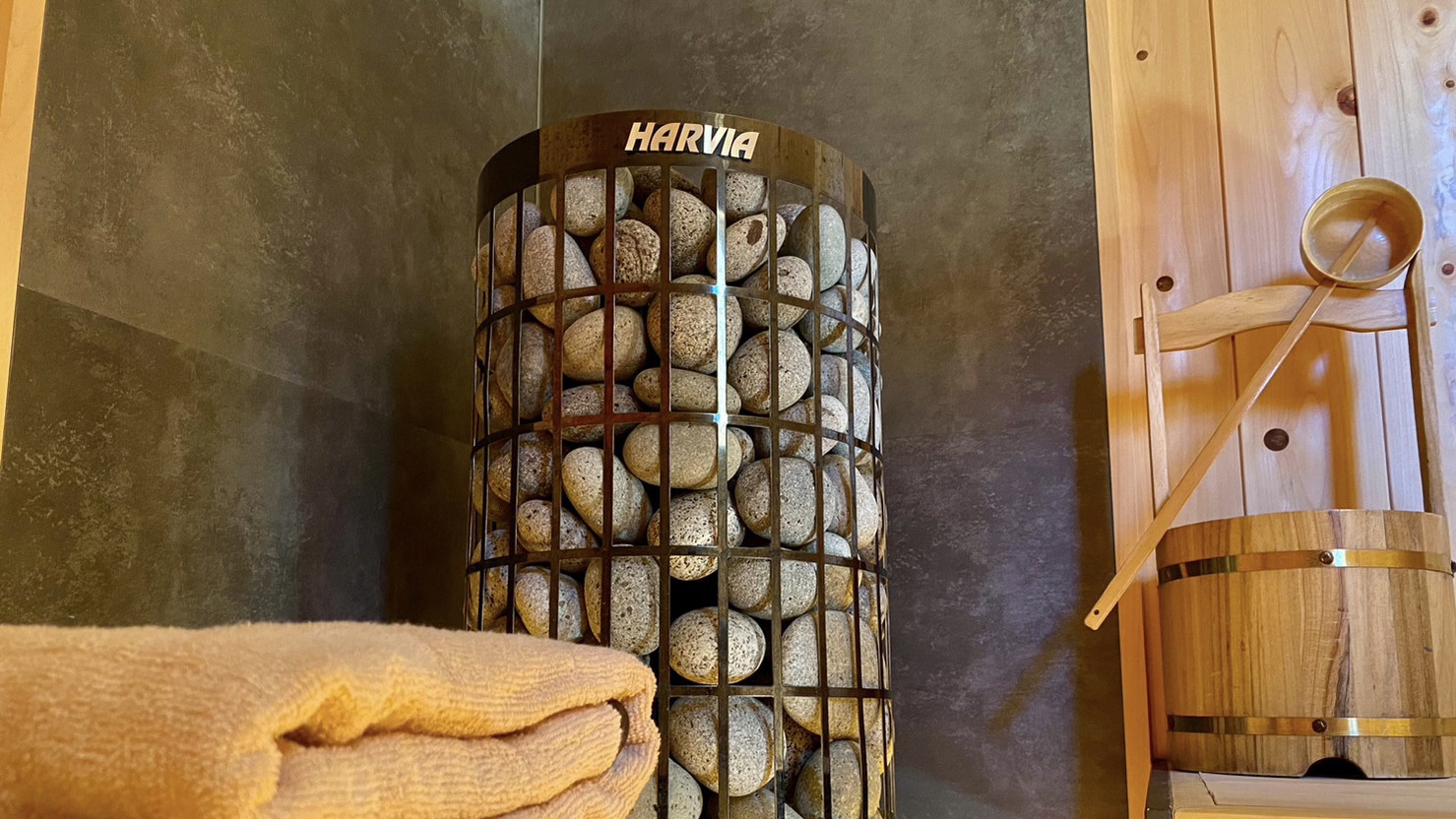 【共通】総檜のサウナ室には超高熱度の本格的フィンランド製harviaサウナストーブを採用しています。