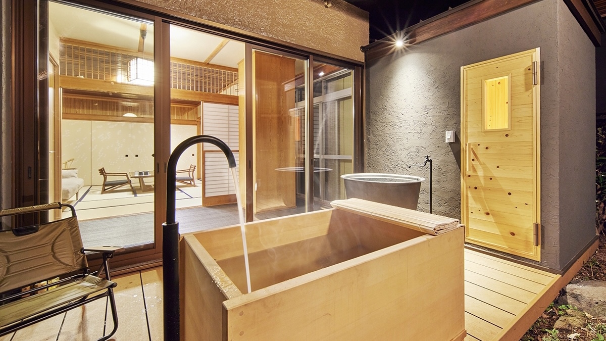 【石庭】ウッドデッキにはサウナ小屋と露天風呂。檜の浴槽では温泉をお楽しみいただけます。