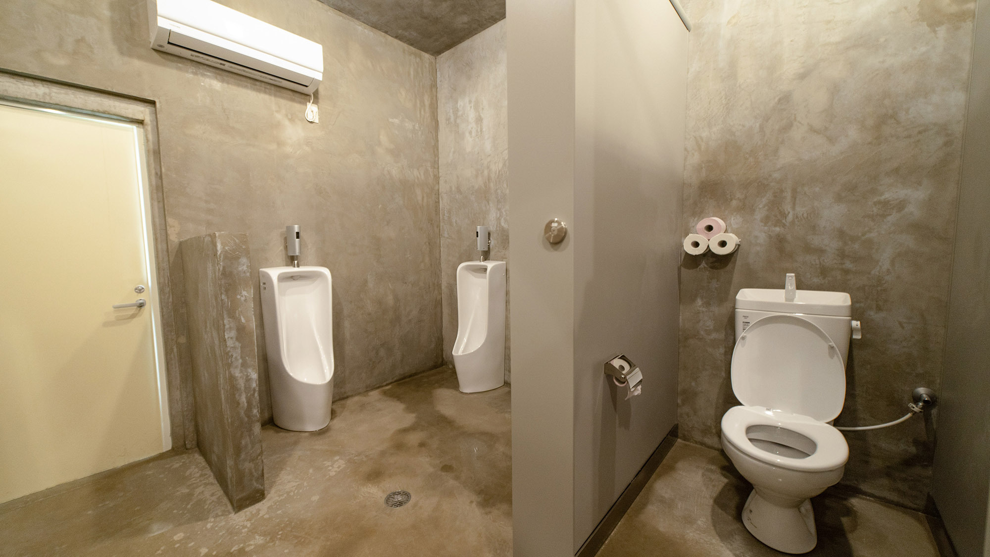 ・【シャワー&トイレ】トイレの個室は広々としています