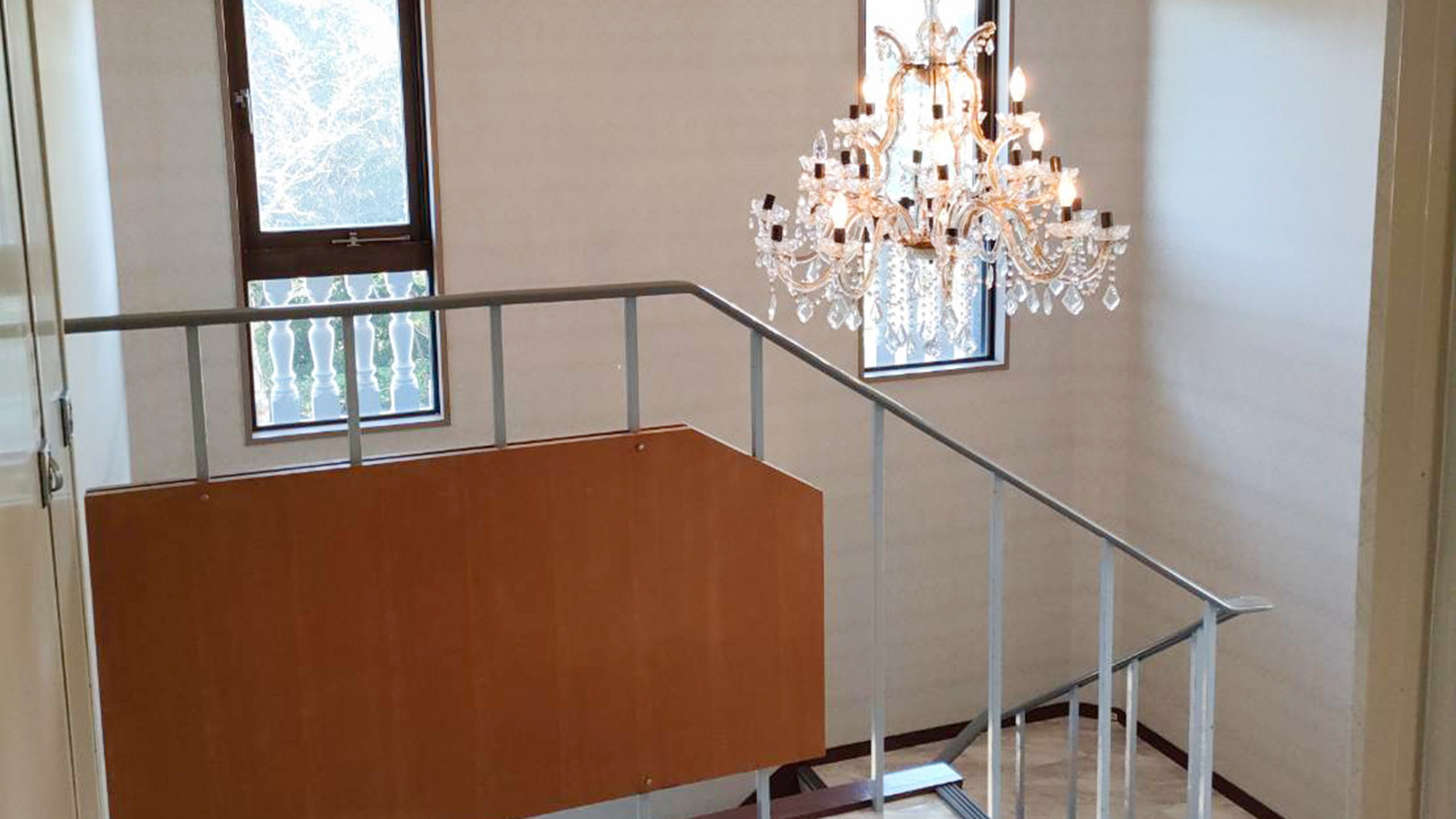 ・【階段】豪華な内装が自慢。階段にはシャンデリアを設置。