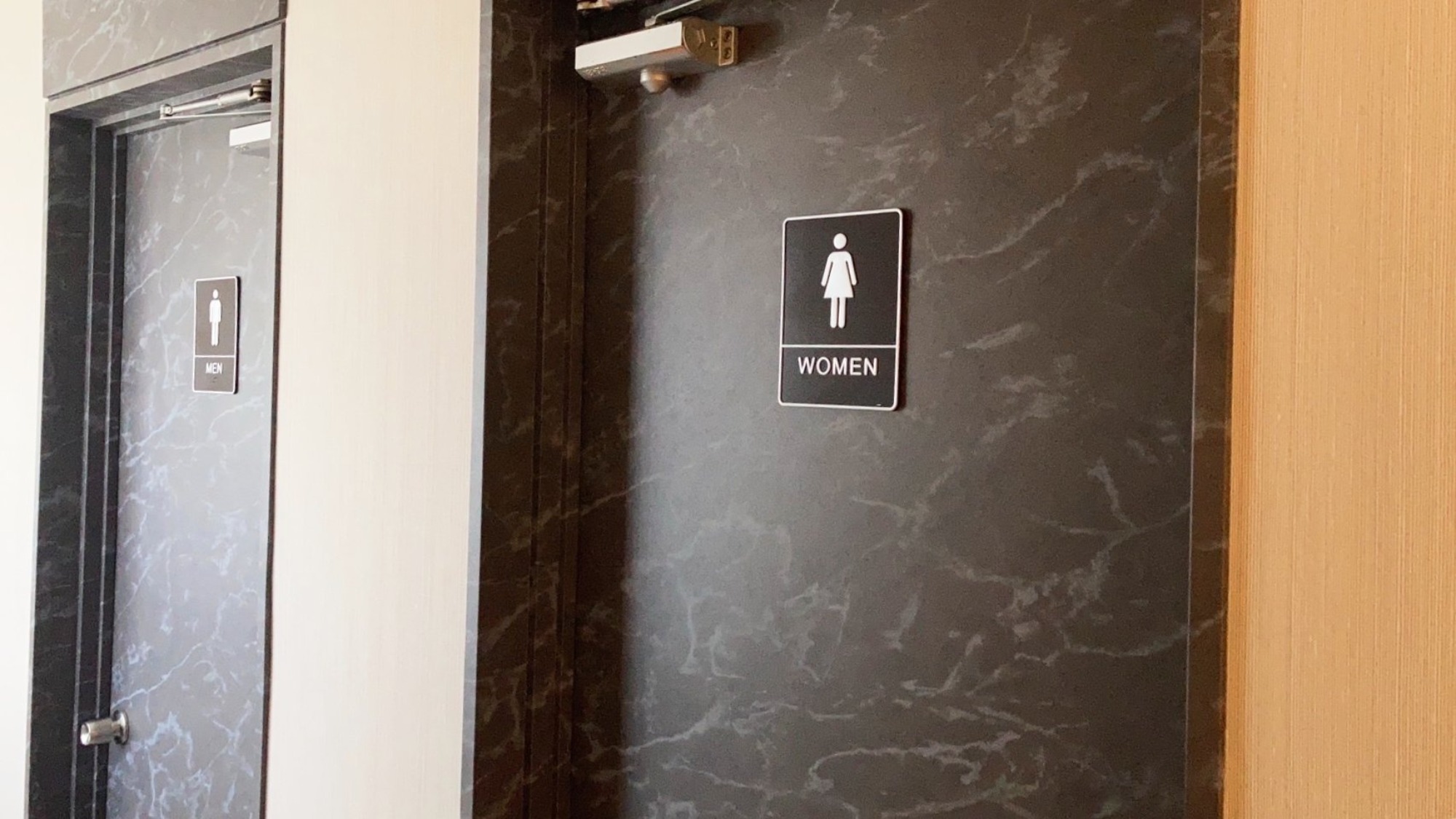 ・【トイレ】男性用・女性用トイレの入り口