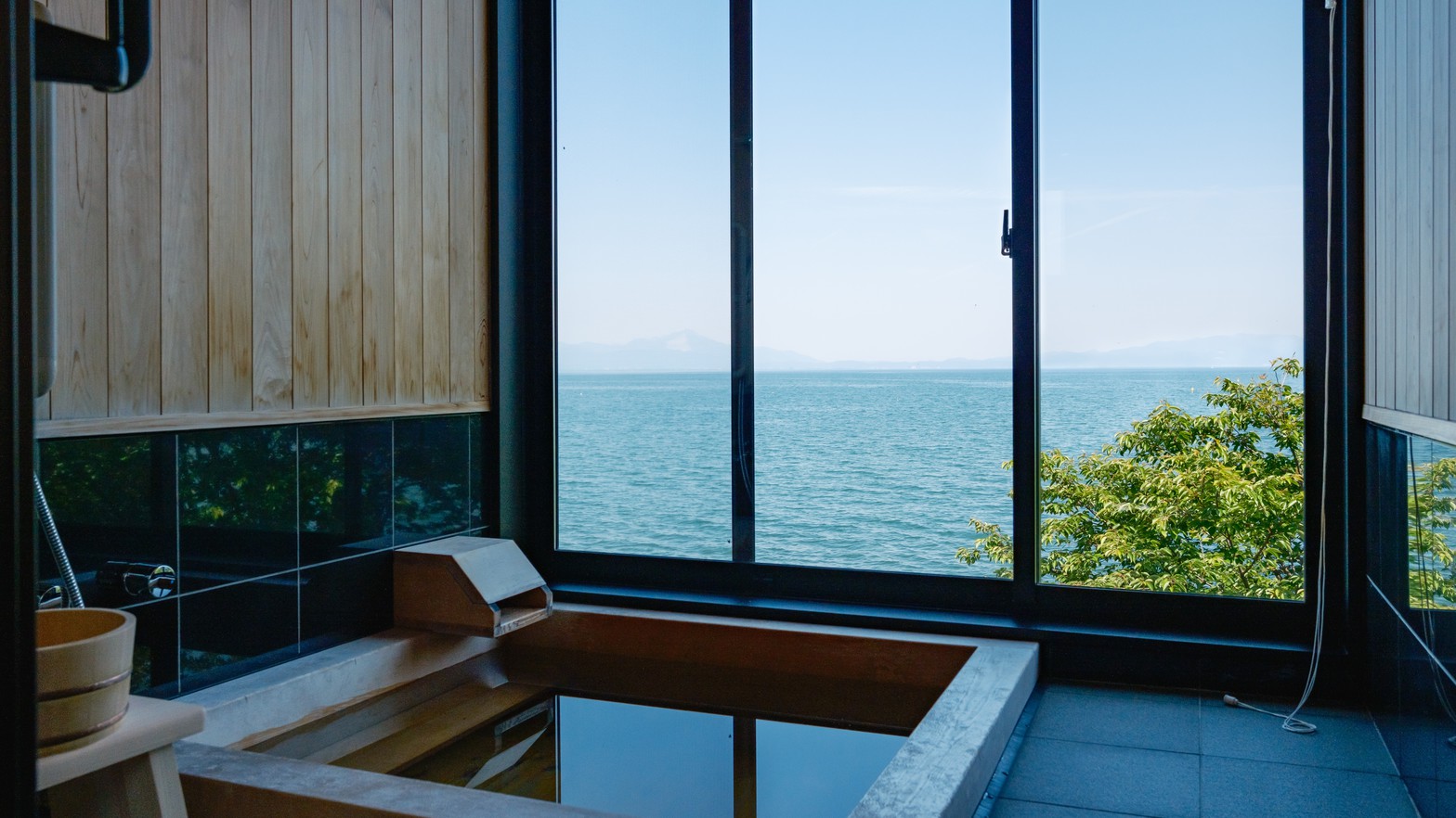 バスルーム（2階）琵琶湖の景色