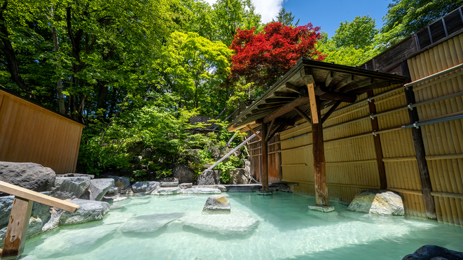 コバルトブルーが美しい自慢の露天風呂！四季折々の景色が広がります  