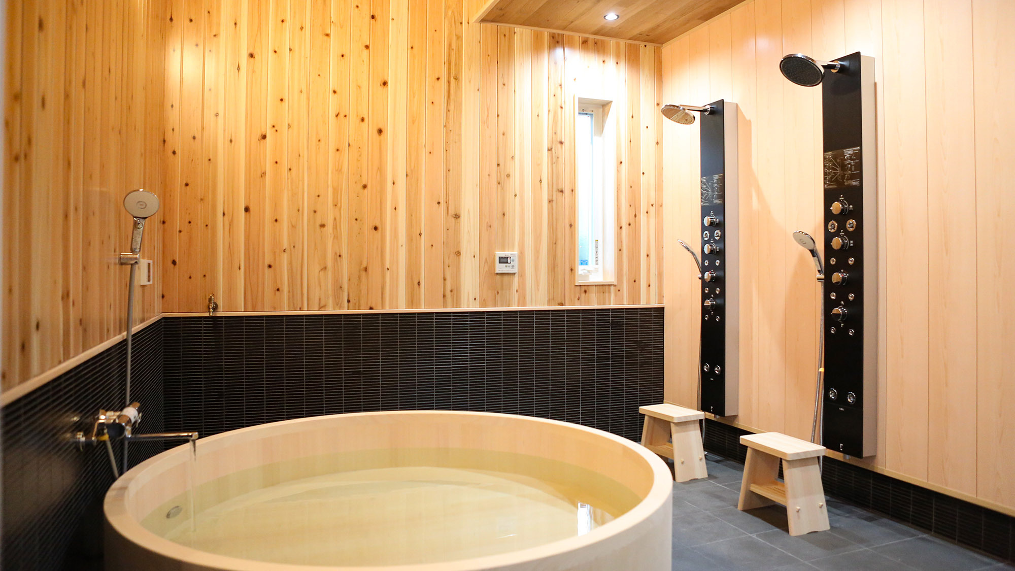 ・【鳳凰館・ヒノキ風呂】こだわりが詰まった檜風呂&マッサージ機能付きシャワー