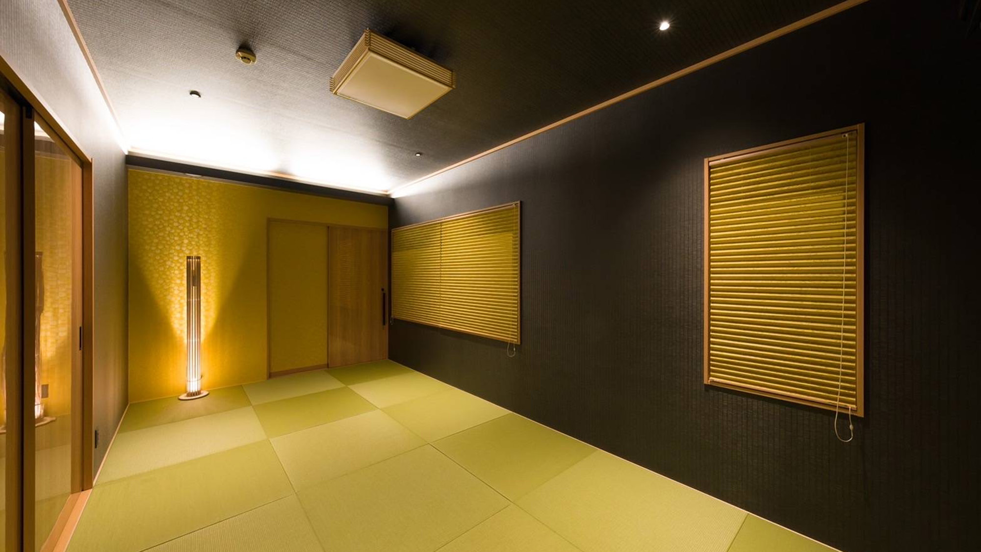 ・【本館・和室】琉球畳を贅沢に使用した和室はゆったりと落ち着ける癒しの空間