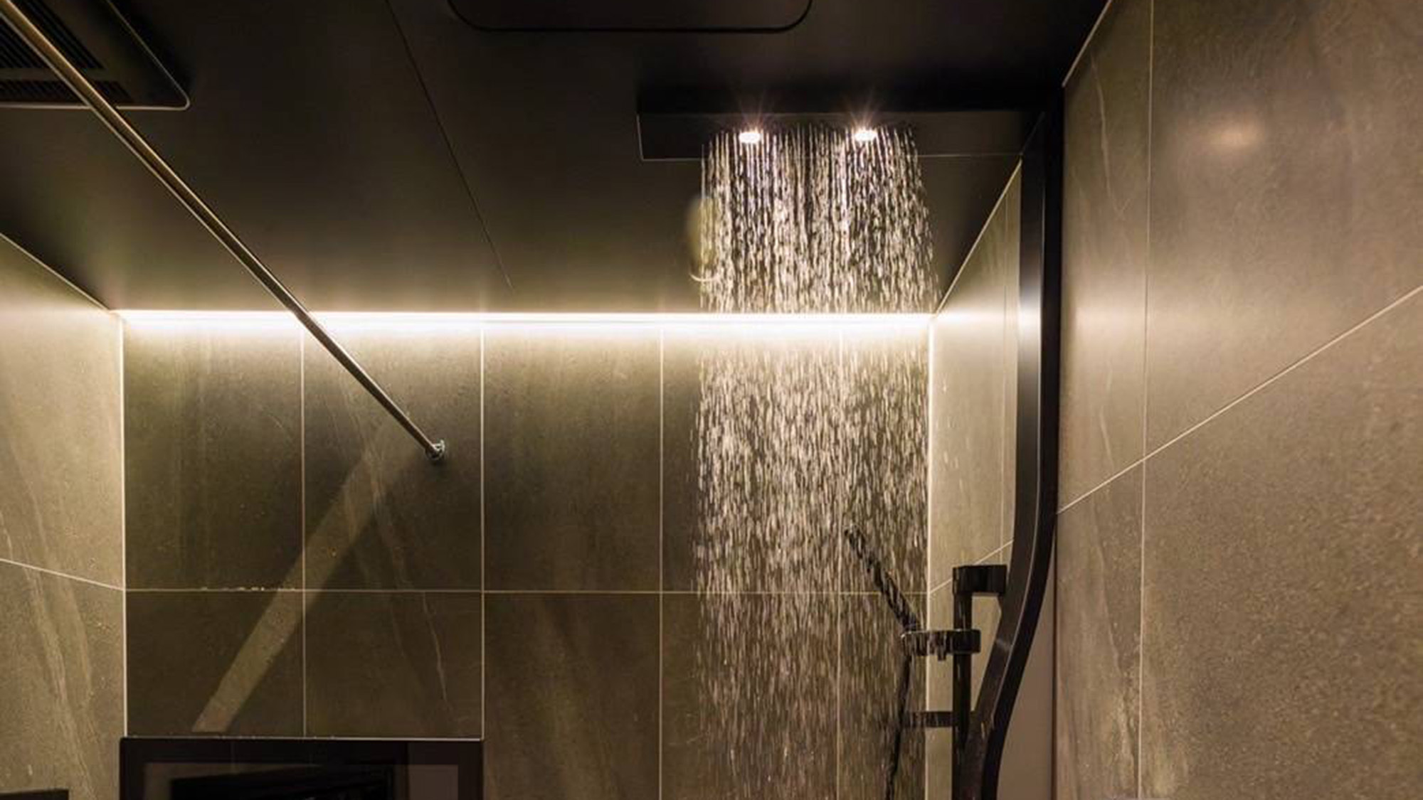 ・【アネックス・バスルーム】包み込まれるような感覚の優しい水流のレインシャワー