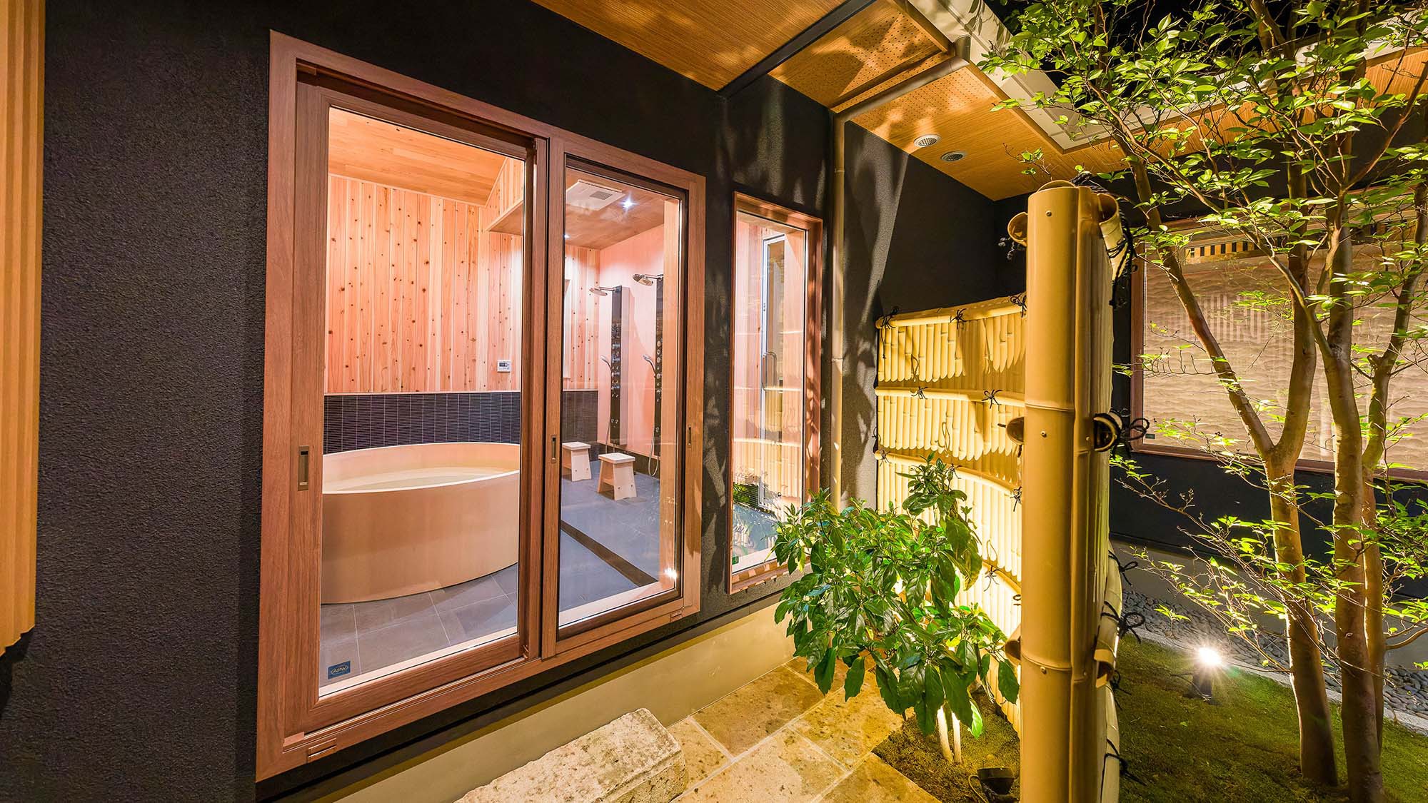 ・【鳳凰館・ヒノキ風呂】ライトアップされた中庭を眺めながら入浴