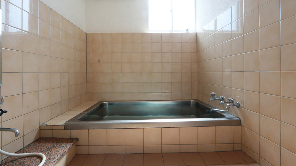 【浴室】 2カ所ある浴室は、空いているお時間で貸切可能。
