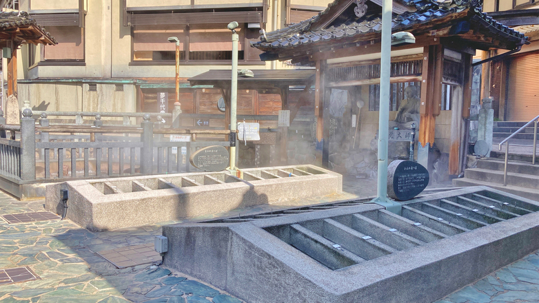 【湯村温泉】「荒湯」で温泉たまごを茹でる観光客の姿は、湯村温泉独特の風景をつくり出しています。