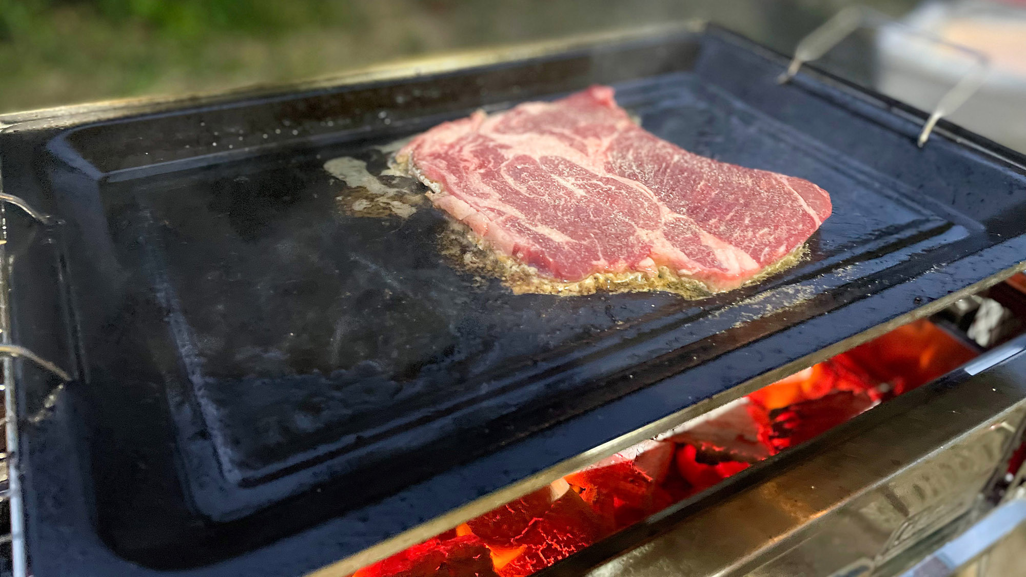 ・【BBQ】炭火で焼く肉はジューシーで絶品。心ゆくまでご堪能ください。