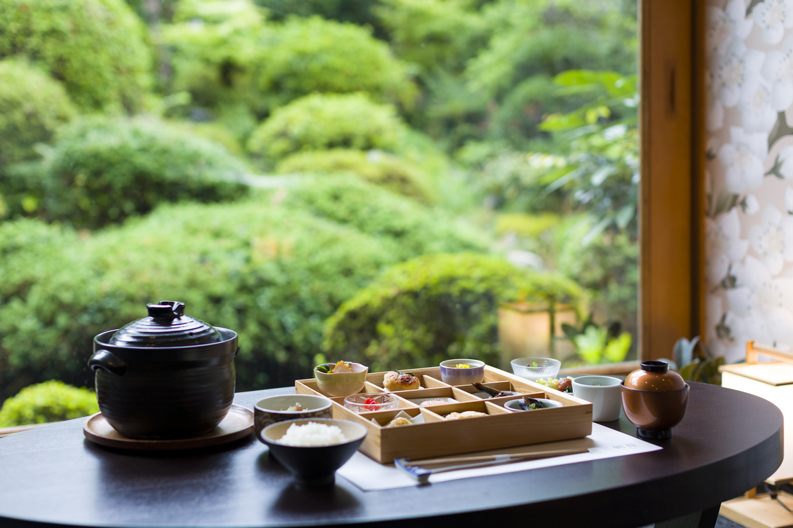 庭園を眺める個室でいただく健康的な朝食