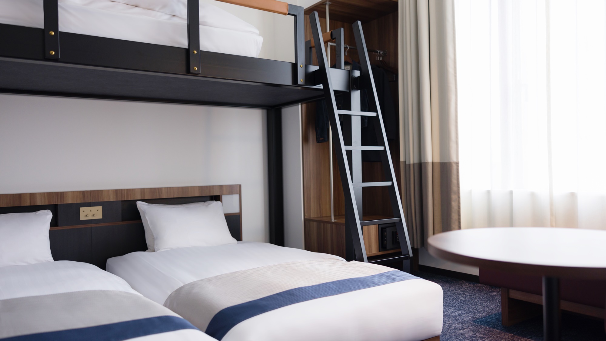 【スーペリアトリプル バンク】ベッド2台とバンクペッド1台で3名まで宿泊可能。