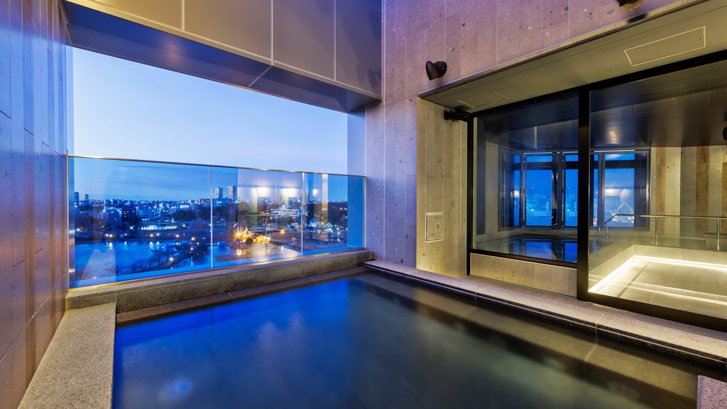 【大浴場】開放感のある露天風呂では、東京ならではの景色が見渡せます。