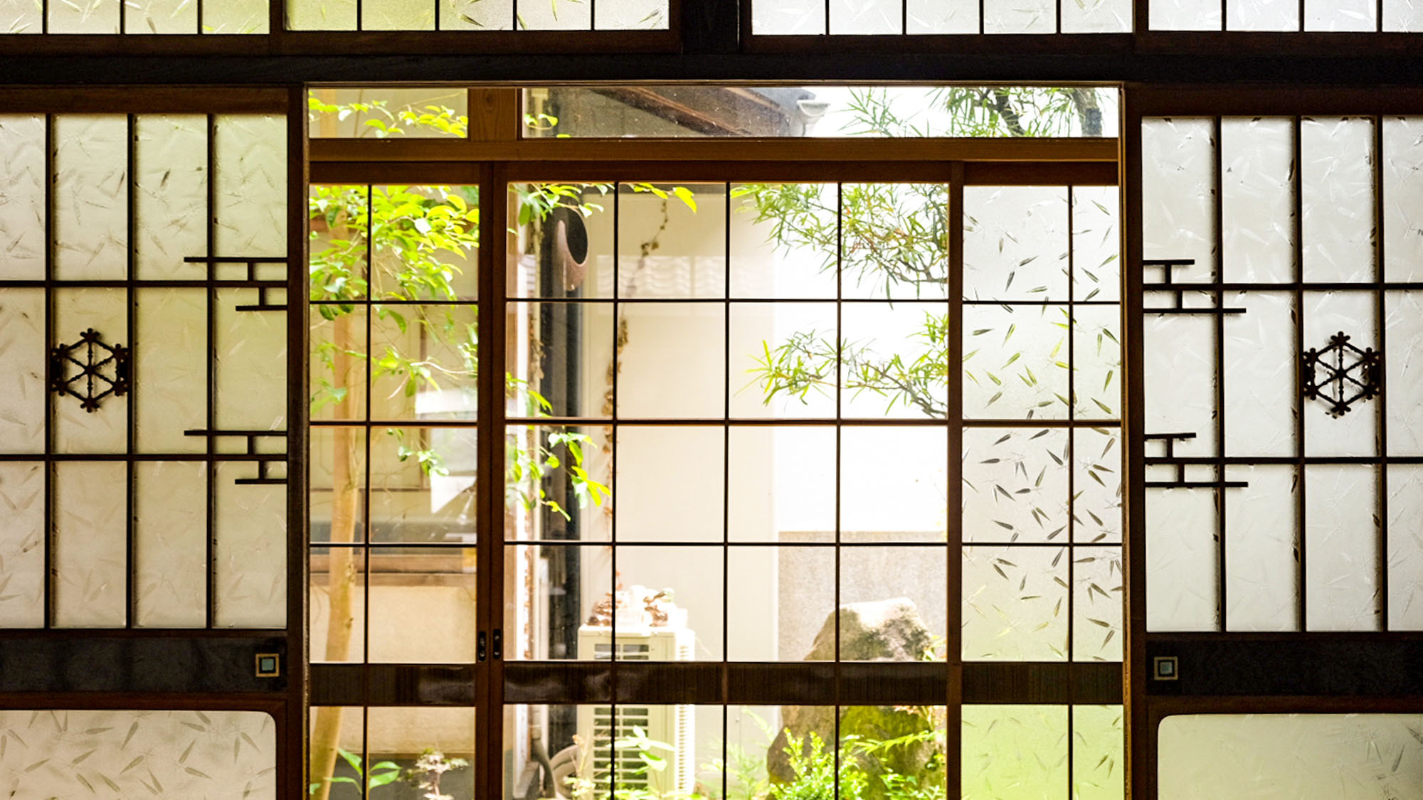 ・【和室】お部屋からの景色は日本の風情溢れる中庭が見られます