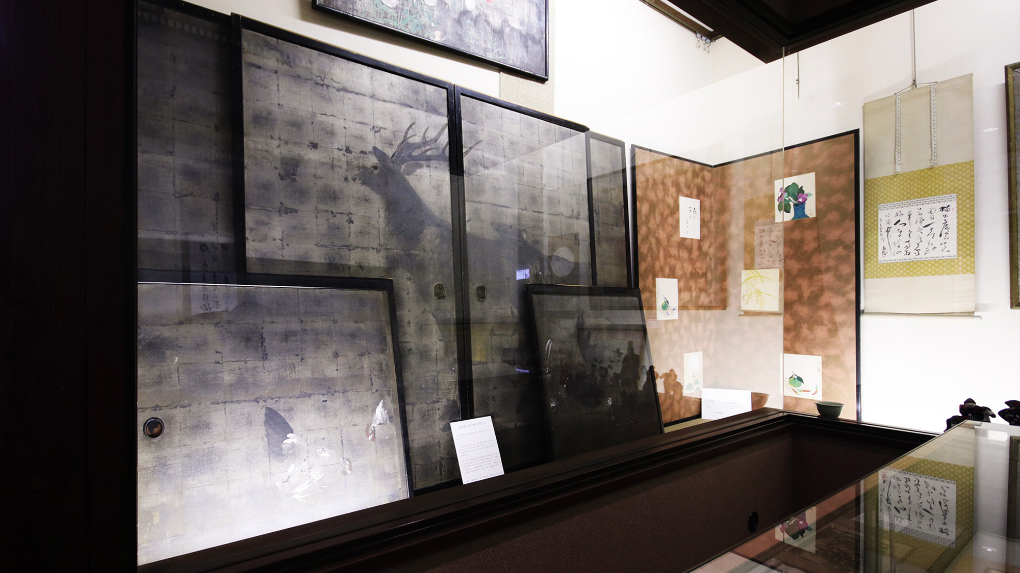 ・【展示館「円実」】塵表閣ゆかりの文人墨客や武人・政治家の作品を展示しています