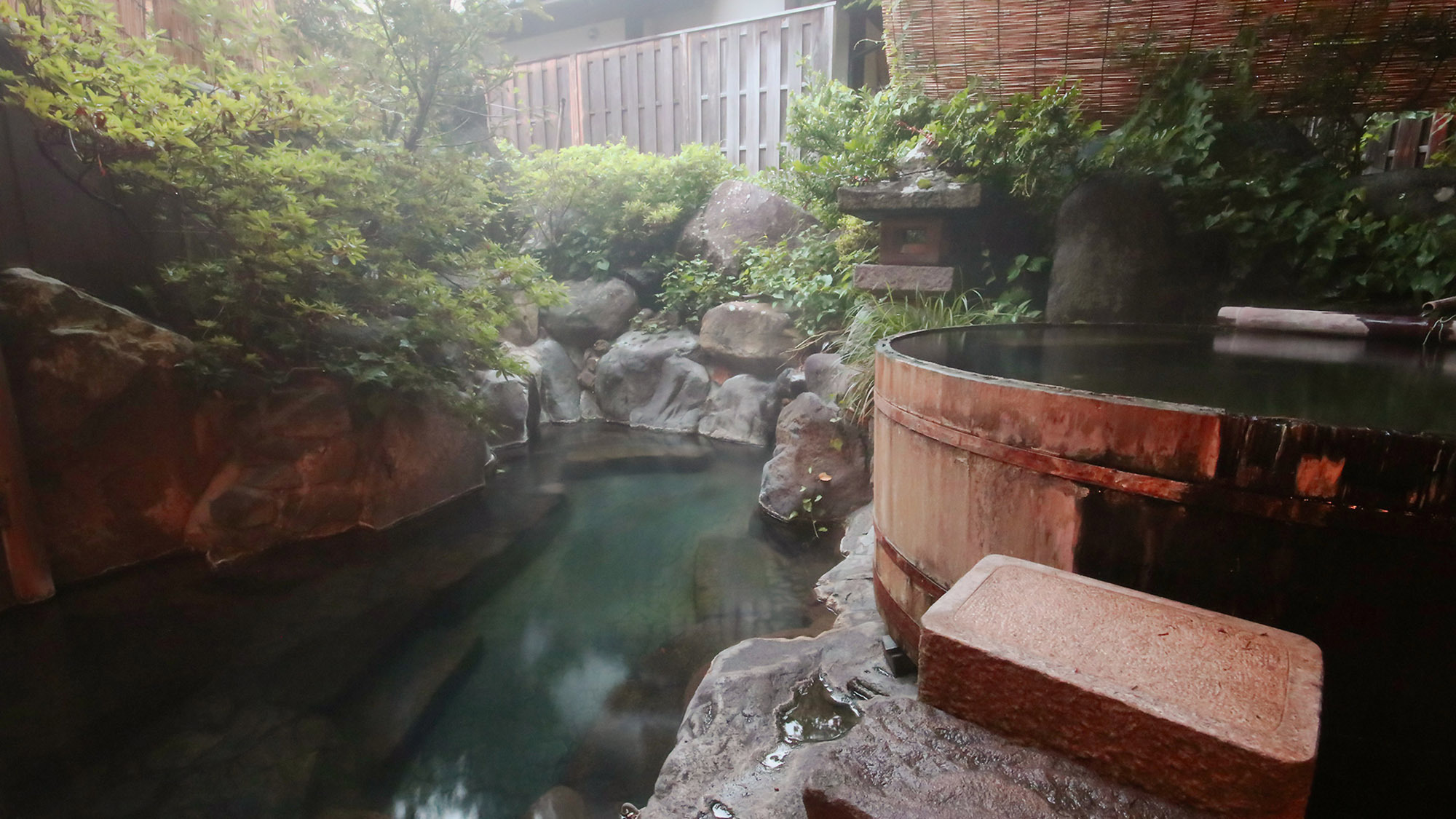 ・【女湯】まるで秘湯を思わせるような露天風呂。緑に囲まれ、どこか心地よい空間です