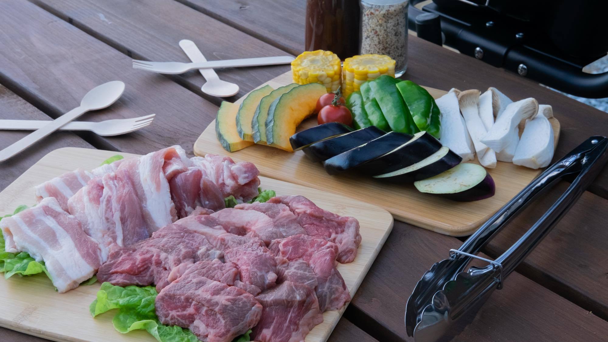 手ぶらBBQ一例：牛肉（150g）豚肉（150g）と季節の野菜をご用意。その他の食材はご自由にどうぞ