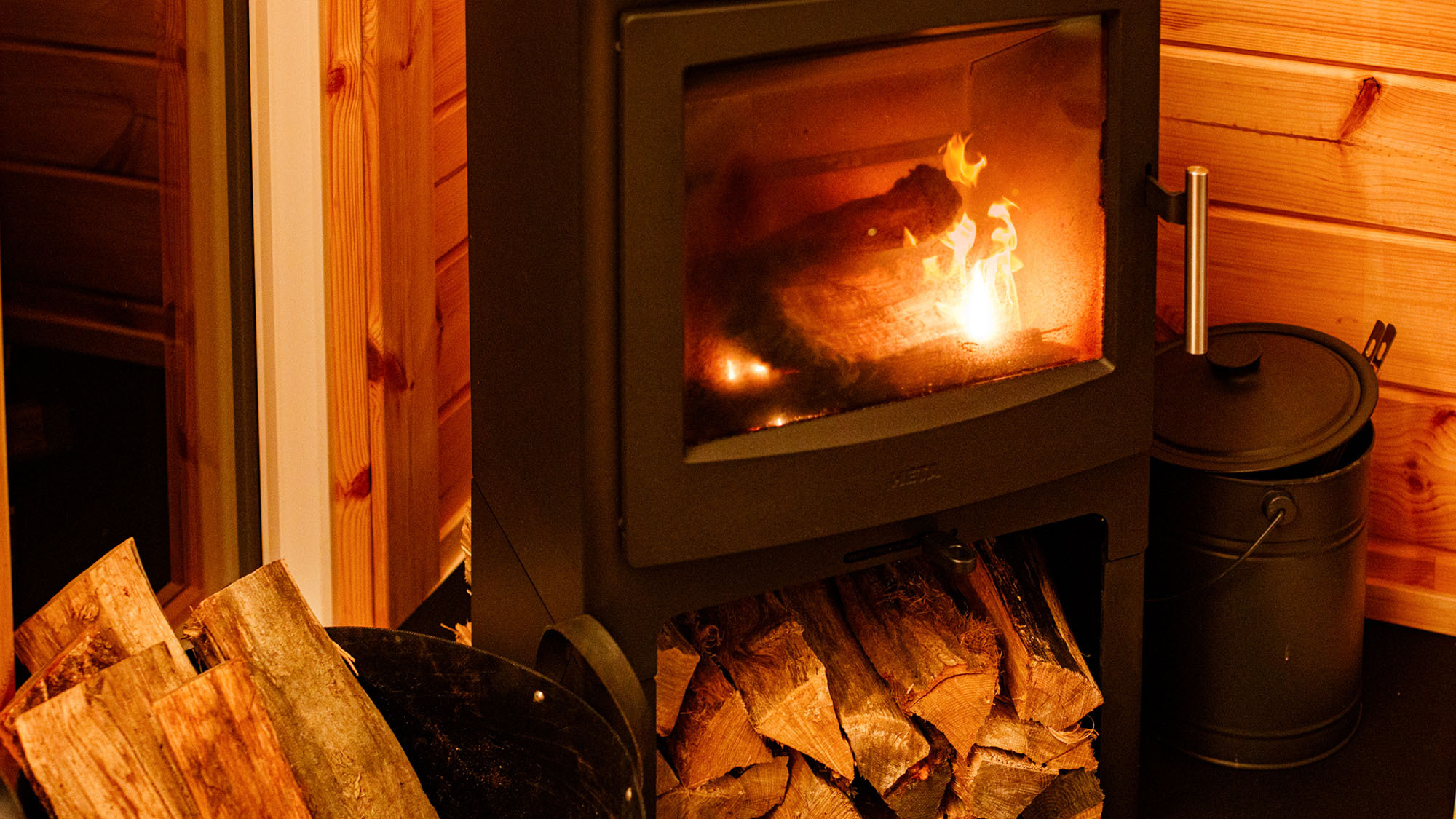 ・【A~D棟／暖炉】ゆらゆらと揺らめく火を眺めてリラックス。本格的な薪の暖炉です