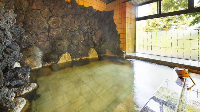 【大浴場】井戸水のなめらかな水質が、身体を潤し、ほぐしてくれます。