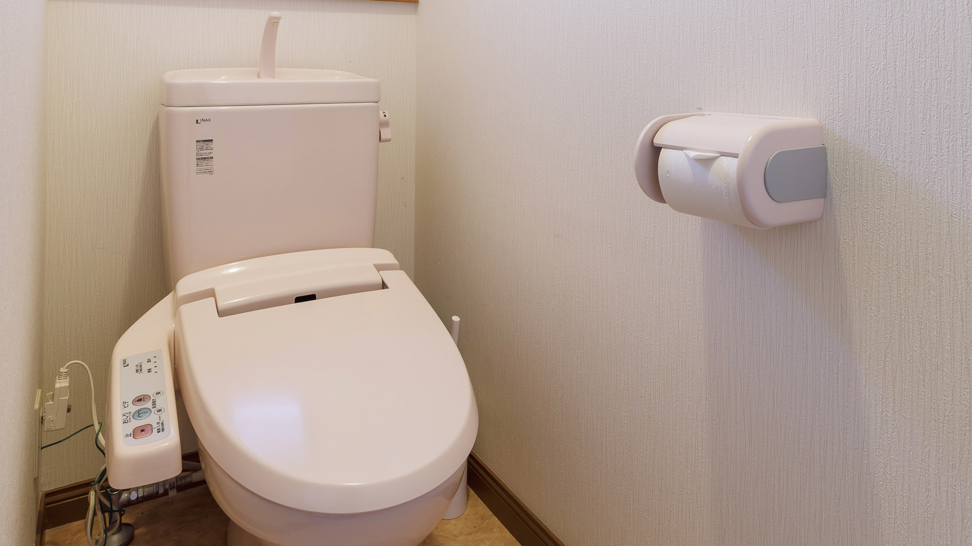 ・【トイレ】白を基調とした清潔感のある温水洗浄便座付きです