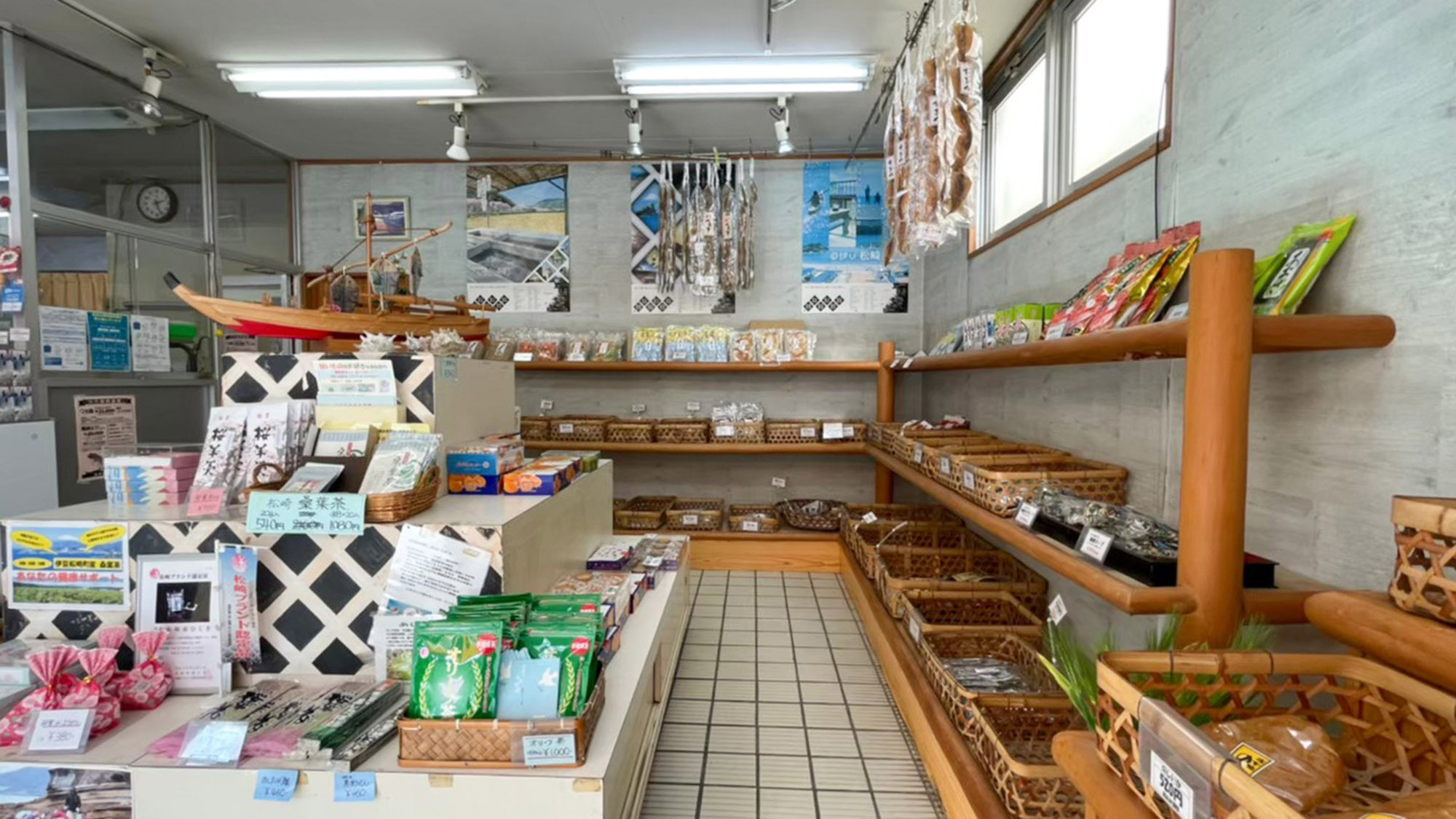 ・【漁協】海産物の他、松崎の名産品も販売しています