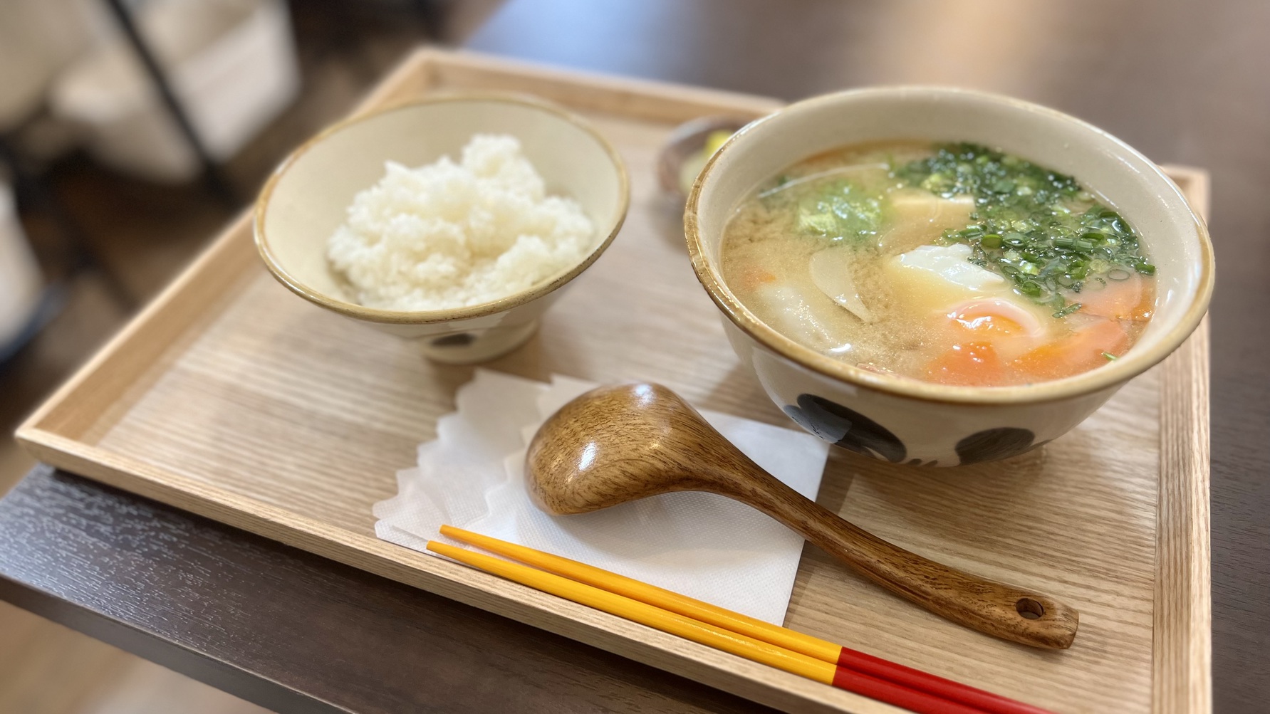 朝食沖縄ソウルフードの代表！ワンタン入りのみそ汁定食