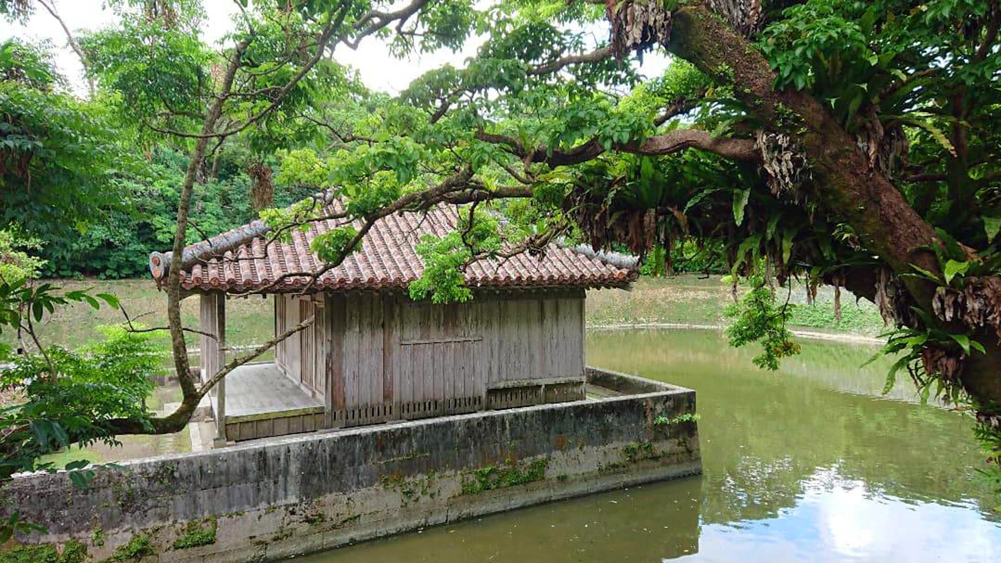 観光首里城公園-弁財天堂