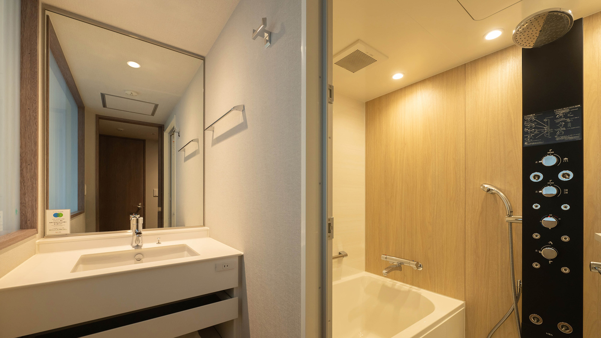 【浴室】洗い場付バス、独立トイレを配したシンプルで機能的な浴室ですオーバーヘッドシャワー付