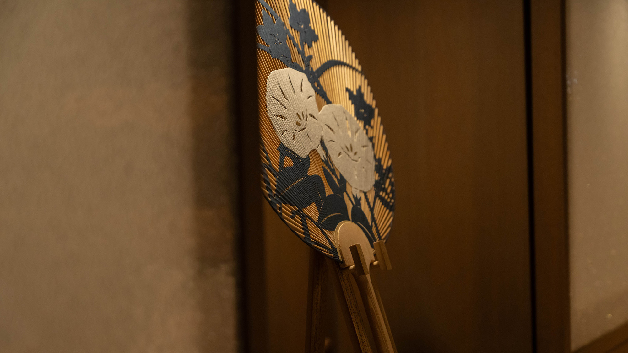 『京うちわ』などさまざまな京都の伝統工芸品がラウンジに展示されています