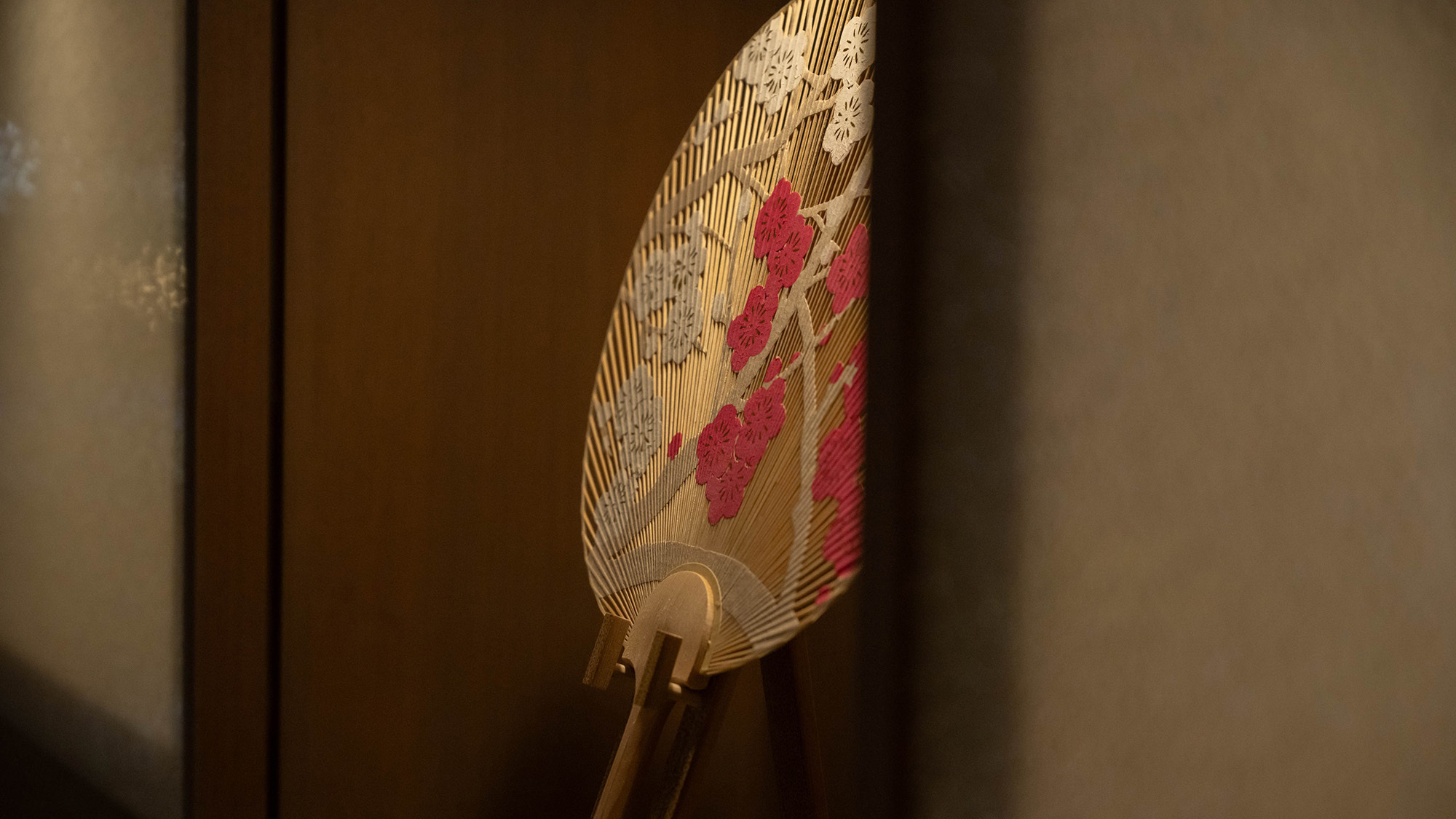 ラウンジ”;”;リビングルーム”;には京都の伝統工芸品や民芸品が展示され、旅情を感じる空間に