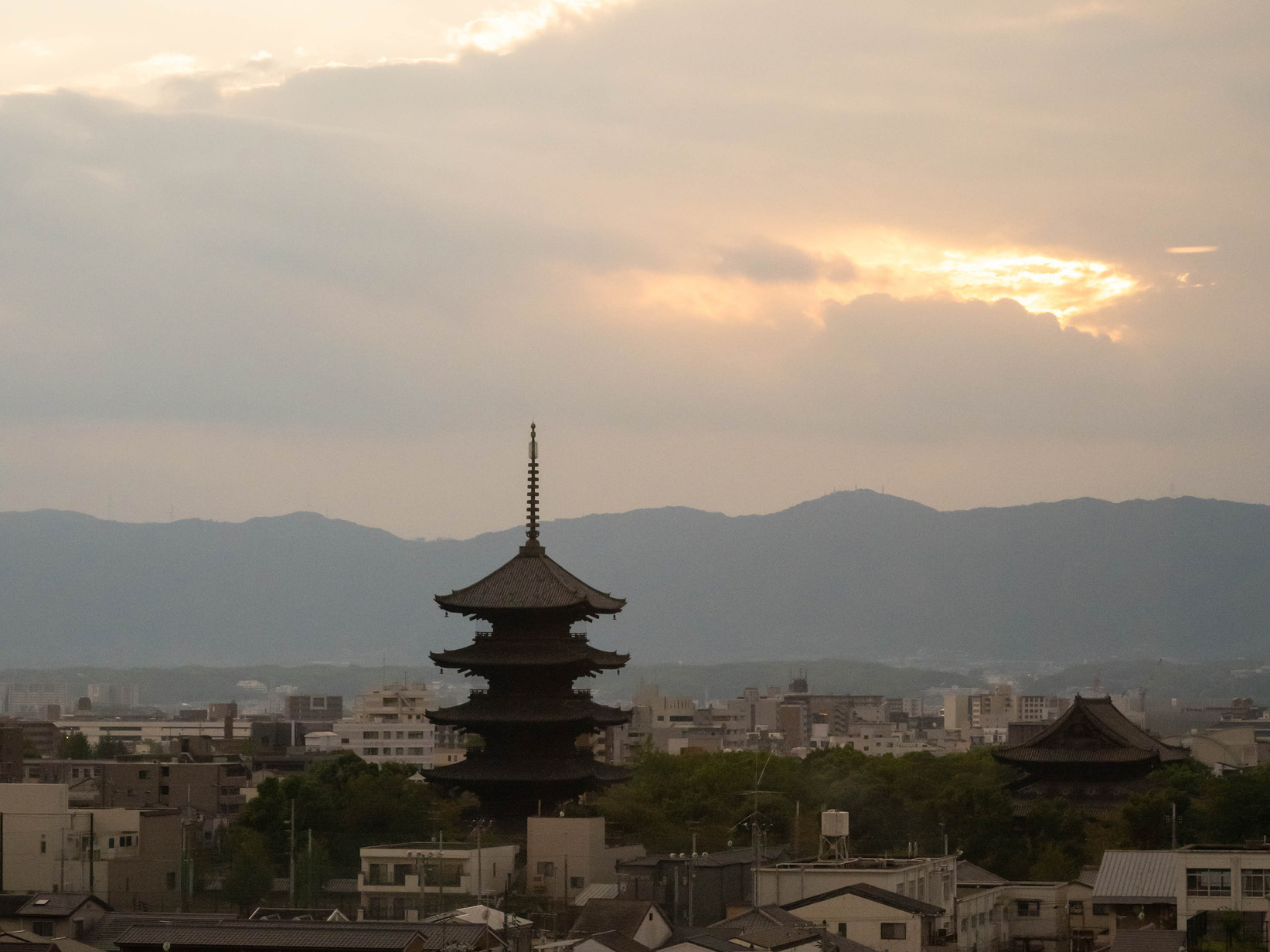 【モデレートツイン 《東寺ビュー》】京都のシンボルの一つ、世界遺産「東寺」が見えるお部屋※イメージ