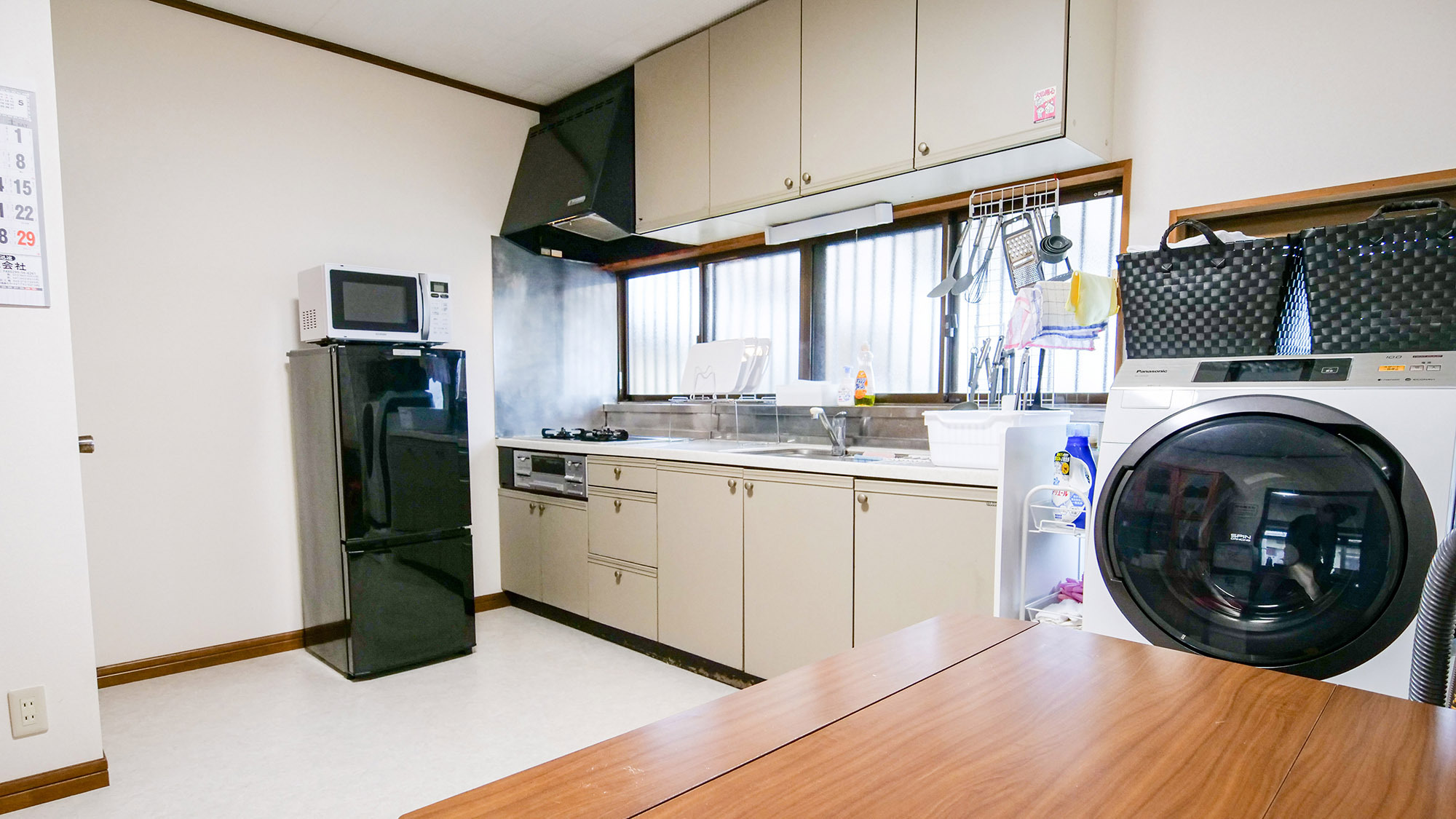 ・【台所】広々としたスペースのあるキッチン、ドラム式洗濯機も完備しております