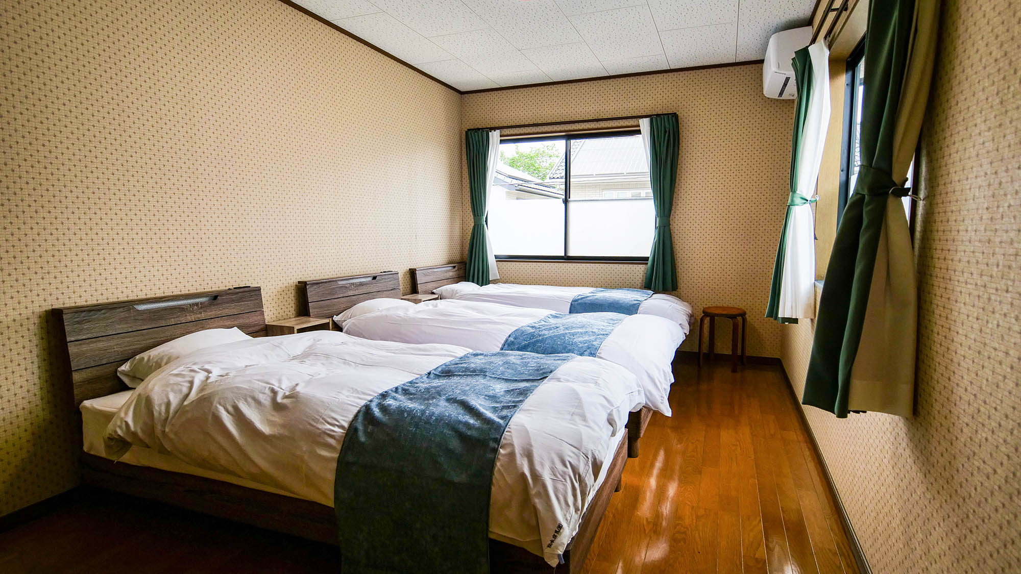 ・【寝室2】シングルベッド3台の寝室。ゆったりとしたスペースでございます