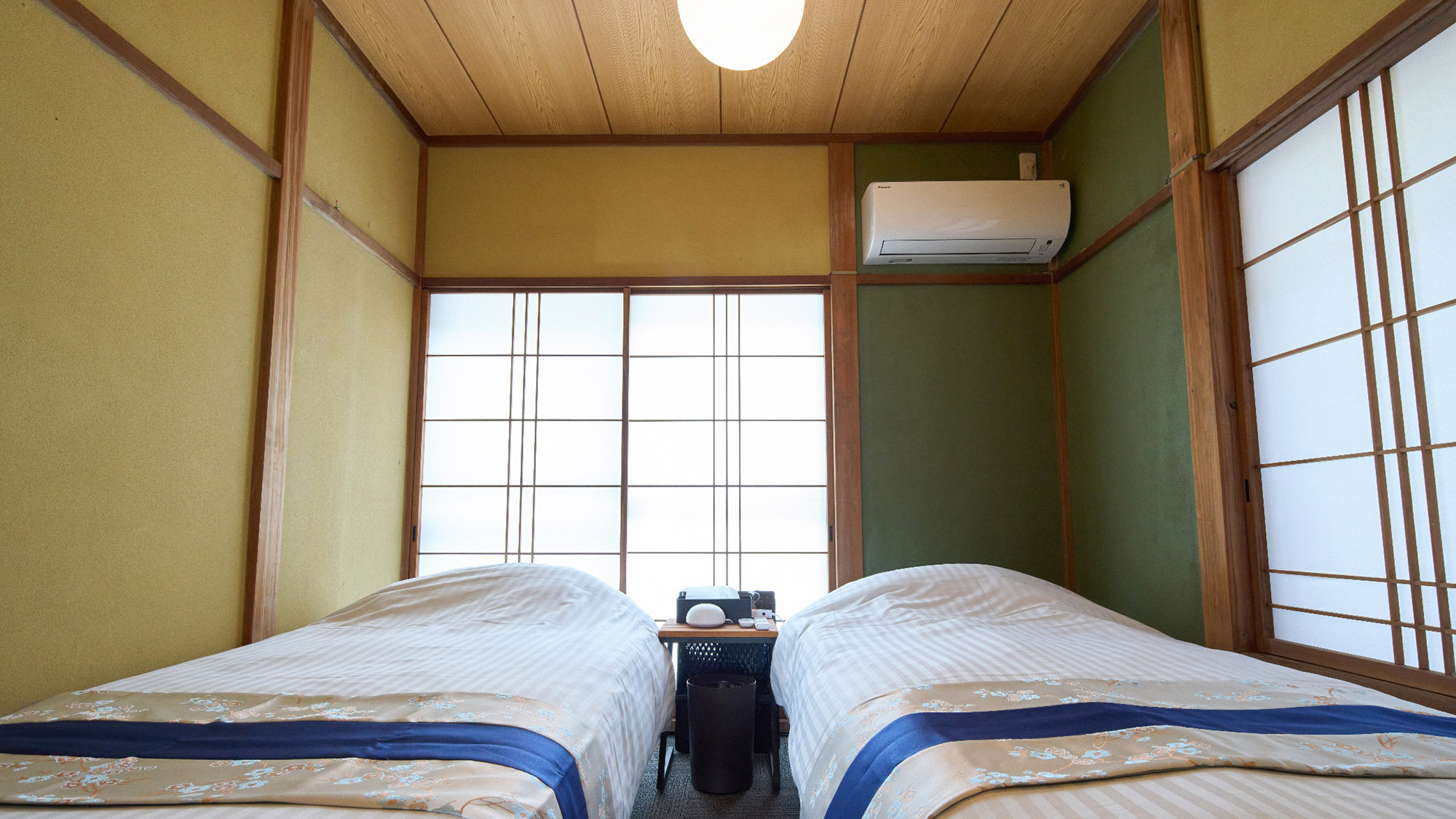・【ベッドルーム】シングルベッドを2台設置。和の佇まいを残したお部屋です