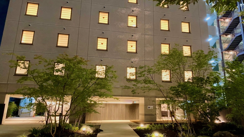 庭ライトアップされた落ち着きあるアプローチ