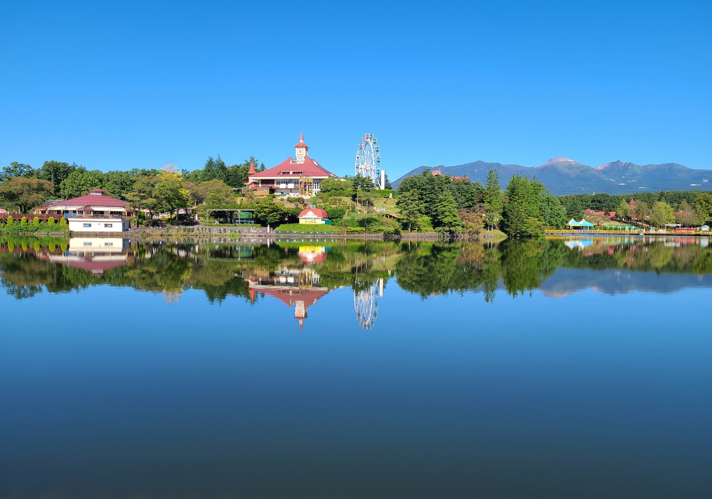 湖畔グランピング朝の景色