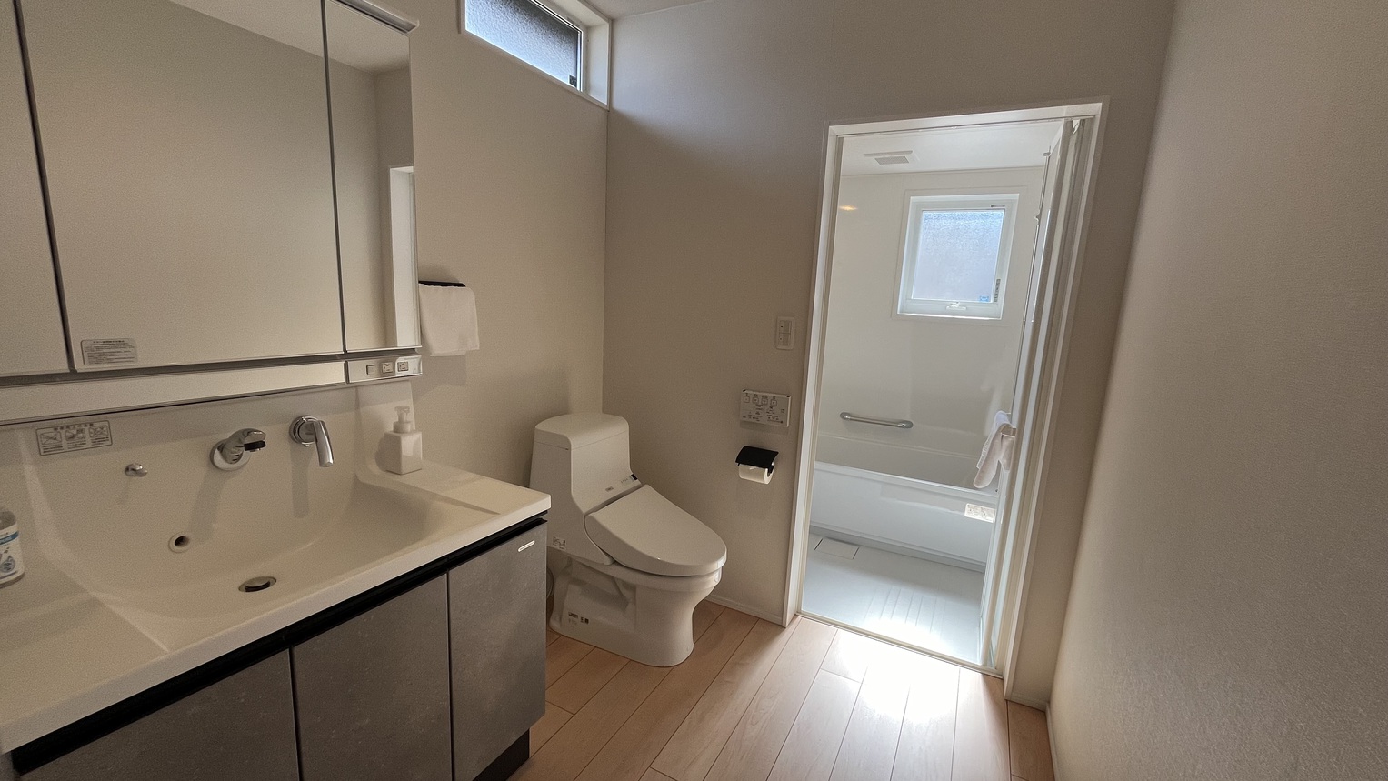 マスターベッドルーム（洗面・お風呂）